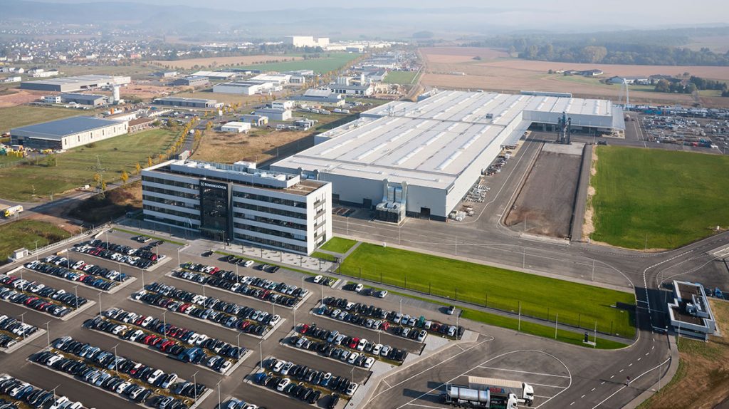 The new BENNINGHOVEN factory – 800 employees, 62 apprentices (as of August 2018), 310,000 m² total site area, 60,000 m² hall area, 12,000 m² administration building spanning five floors.