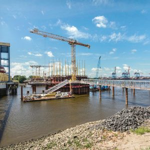 Construction of the New Kattwyk Railway Bridge (right) across the Süderelbe River in Hamburg is currently under way next to the 45-year-old Kattwyk bridge (left). Copyright: Doka