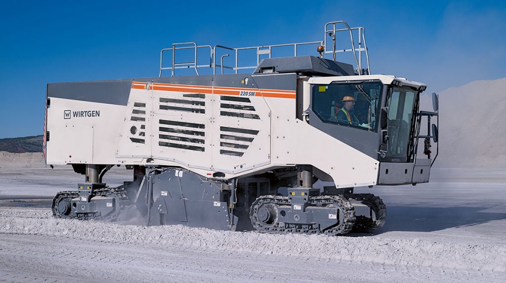 The new Wirtgen 220 SM/220 SMi surface miner is extremely versatile. With a cutting width of 2.2 m and a cutting depth of up to 300 mm, the 708 kW powerhouse is used for the selective extraction of raw materials up to a uniaxial compressive strength of 50 MPa, as well as for routing operations and infrastructure projects.