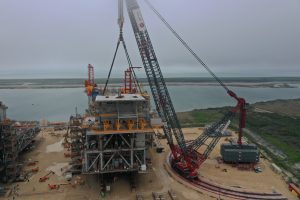 ALE completes 7,000 US-Tonne lifts with the world's largest capacity crane