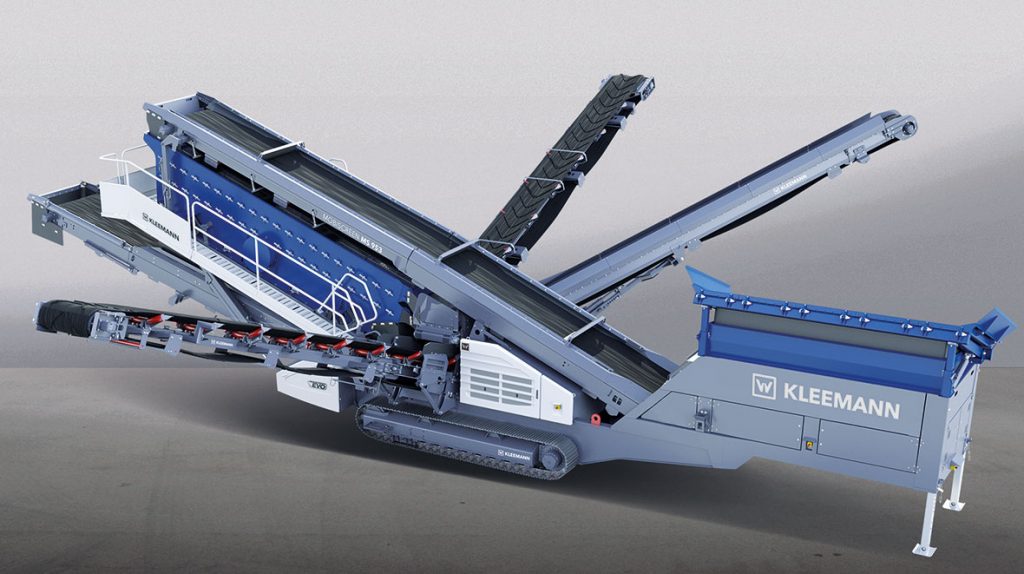 The mobile screening plant MOBISCREEN 953 EVO has a high performance in both natural stone as well as recycling applications.