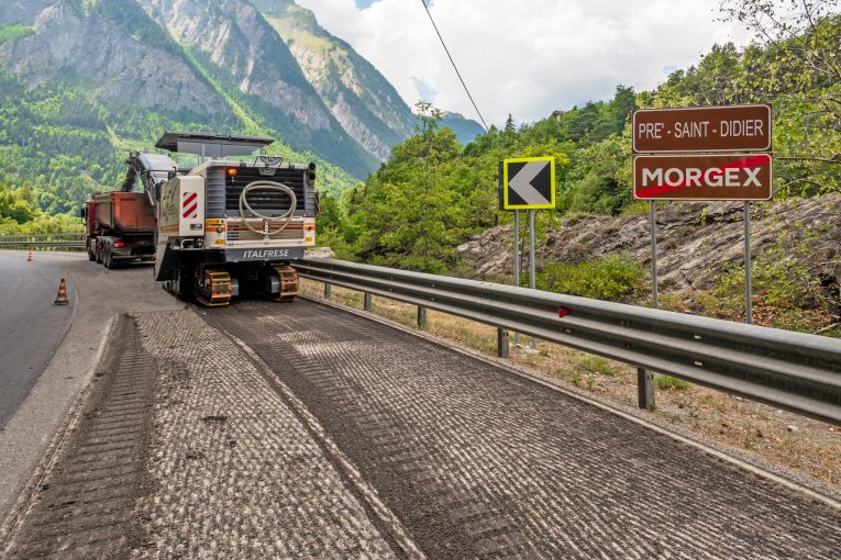 Wirtgen W 220 cuts milling time in half at the foot of Mont Blanc in Italy