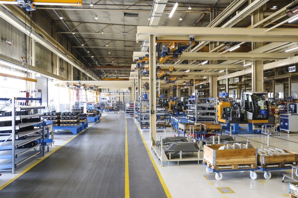 Altogether, the "R3" assembly line has 26 work stations and 9 preassembly stations synchronised with the main line.