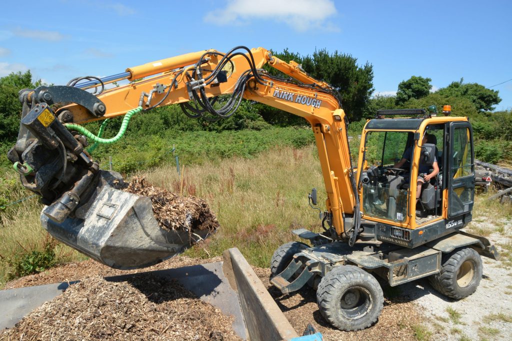 Cornish plant man Kirk Hough has developed a liking for the Hyundai brand over the past few years, having purchased his first 14 tonne class R 140LC-9A back in 2013, K Hough Contractors Ltd are now running four machines comprising two x HX140L’s, a 22 tonne HX220L and a R 55W-9A wheeled excavator which has become a really useful addition to the fleet, even surpassing Kirk’s expectations of it.