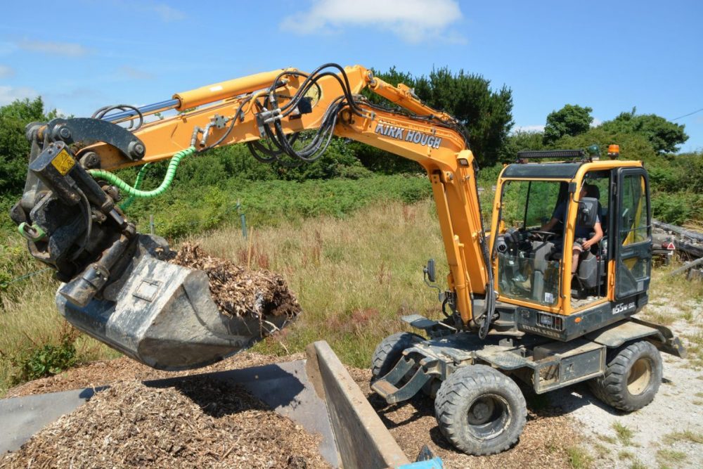 Cornish plant man Kirk Hough has developed a liking for the Hyundai brand over the past few years, having purchased his first 14 tonne class R 140LC-9A back in 2013, K Hough Contractors Ltd are now running four machines comprising two x HX140L’s, a 22 tonne HX220L and a R 55W-9A wheeled excavator which has become a really useful addition to the fleet, even surpassing Kirk’s expectations of it.