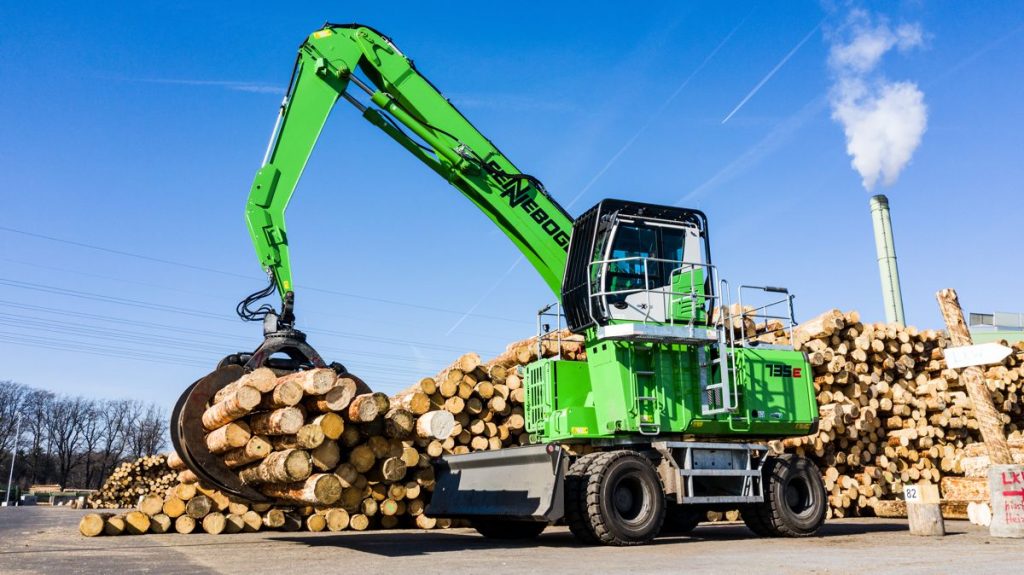 In collaboration with Bosch Rexroth, SENNEBOGEN has developed a new electric drive concept for its Pick & Carry material handler. The SENNEBOGEN 735 E will be on display at ligna as the first machine with the new Green Efficiency Drive.