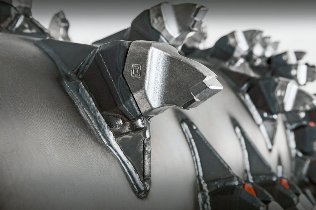 Wirtgen Compact Carbine milling tools with their extremely robust carbide cutting edge are particularly suitable for stabilizing cohesive soils interspersed with large pieces of rock. For these requirements, the WCC picks are a clever alternative to traditional point-attack cutting tools.