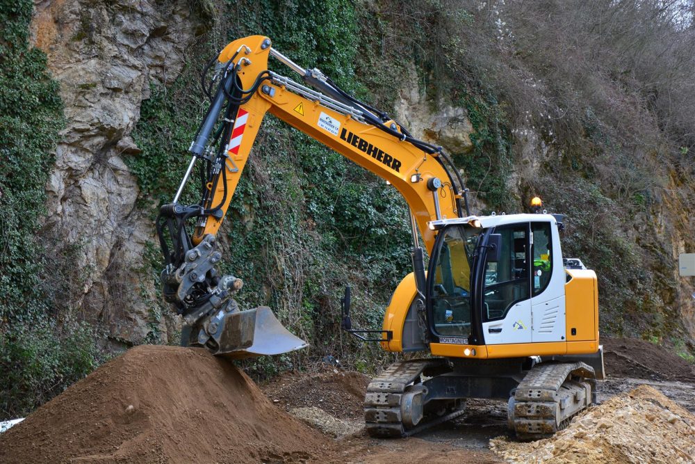 The A 914 Compact wheeled excavator and the R 914 Compact crawler excavator have now been successfully in use at Montagnier TP for two years.