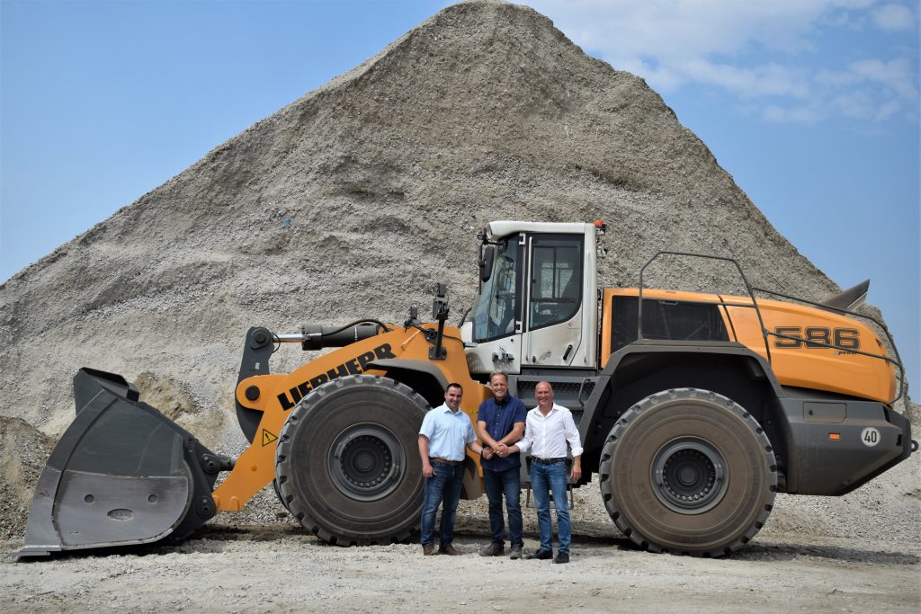 Adaptive lighting improves safety on Liebherr L586 XPower wheel loaders