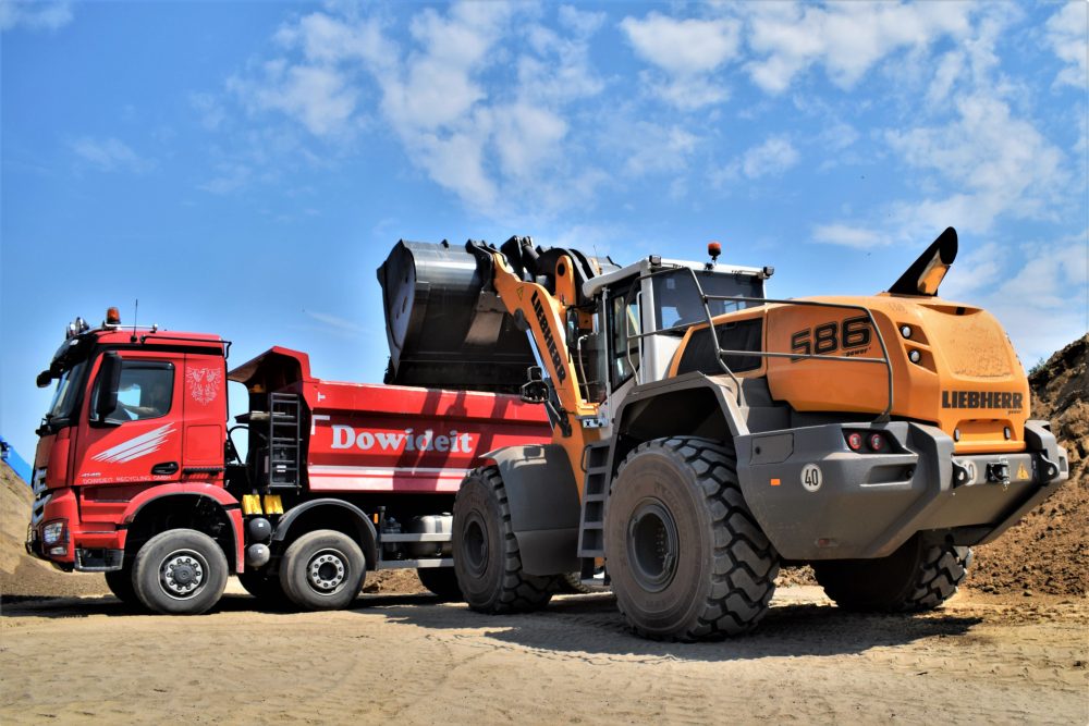Adaptive lighting improves safety on Liebherr L586 XPower wheel loaders