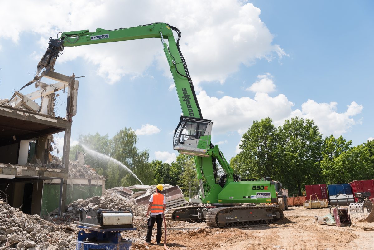 SENNEBOGEN demolition excavator 830 E opens up Regensburg