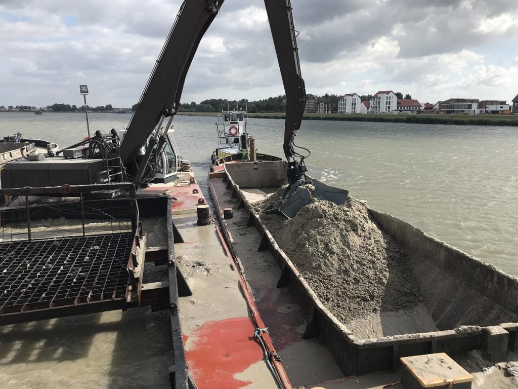 KINSHOFER C40HPX improves productivity and maintenance for re-handling
