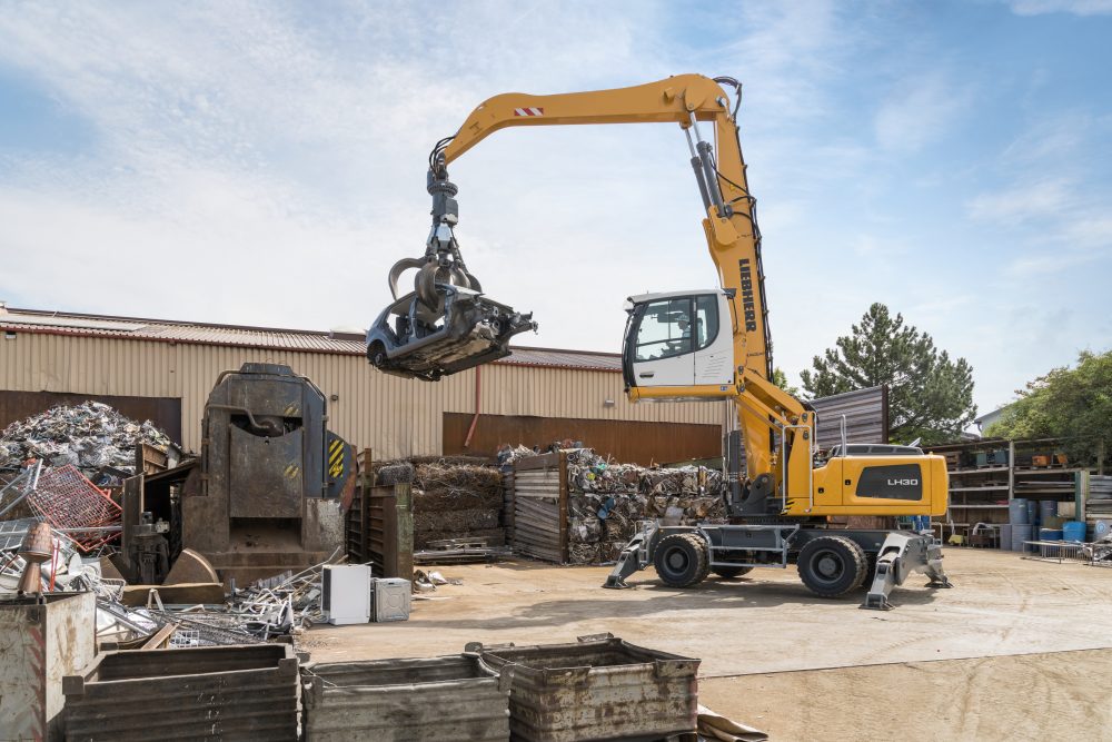 The LH 30 M material handler provides impressive precision operation with speed and efficiency.