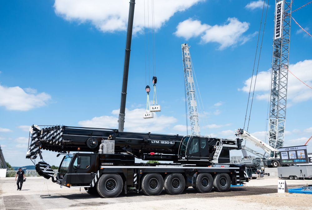 The new Liebherr LTM 1230-5.1 is an ideal crane for working on steep gradients and large hook heights, for example for erecting tower cranes or maintenance work for wind turbines.