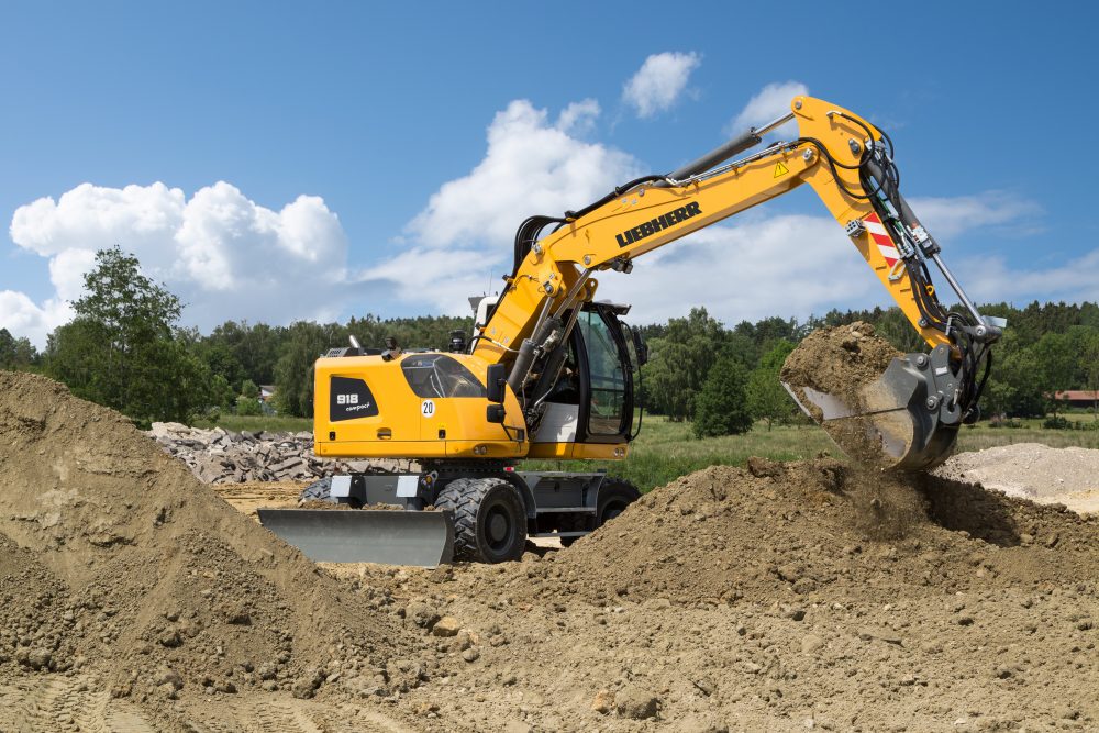 The A 918 Compact Litronic wheeled excavator is the ideal high-performance machine for confined spaces with its high lift capacities and digging forces with a short tail swing at the same time.