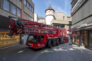 liebherr-towercranes-mk88-office-building-air-conditioning-mainz-transport.jpg Just in time for the opening of the shops, the extremely manoeuvrable mobile construction crane reverses out of the pedestrian zone of Mainz.