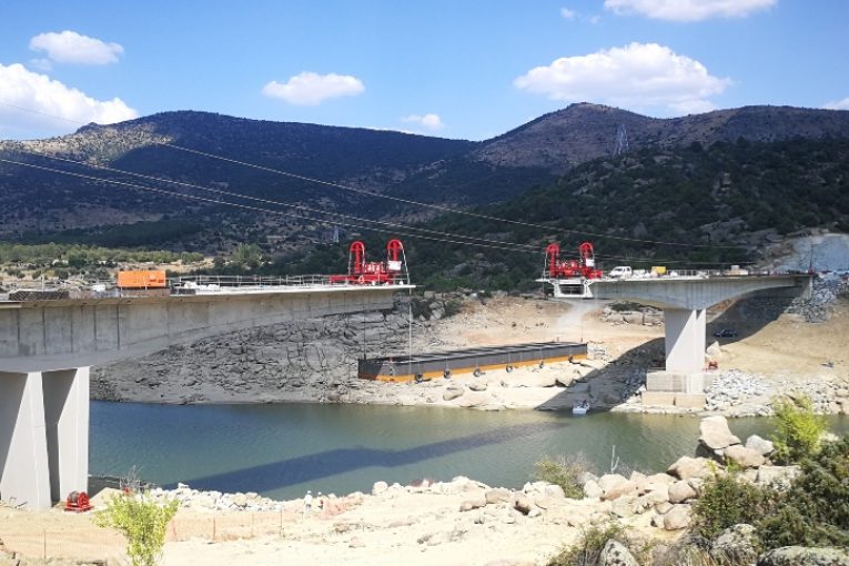 New bridge installation improves infrastructure over Burguillo reservoir near Toledo