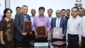 Additional Secretary (Fund Bank and ADB) for the Department of Economic Affairs in the Ministry of Finance Mr. Sameer Kumar Khare; ADB Deputy Country Director for India Mr. Sabyasachi Mitra; and Chhattisgarh’s Engineer-in-Chief and Project Director Mr. D. K. Agarwal during the signing of the loan agreement.