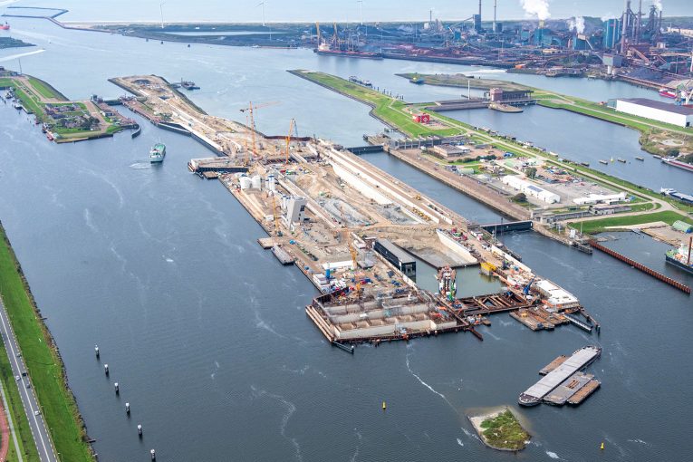 Second caisson enables new sea lock in IJmuiden