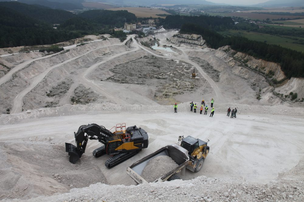 VolvoCE front shovel excavator wind high praise in Slovakia