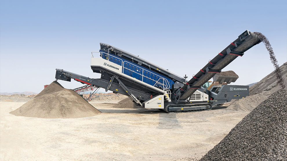 Screening plants like the MOBISCREEN MS 953 EVO screen the milled material to achieve an optimum PSD curve, making it possible to increase the amount of RAP added to the asphalt mix.
