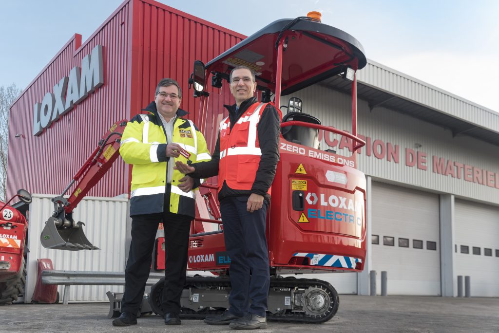 JCB France MD Philippe Girard hands over the keys of the JCB 19C-1E electric mini excavator to LOXAM Group Equipment Director Thierry Lahuppe.