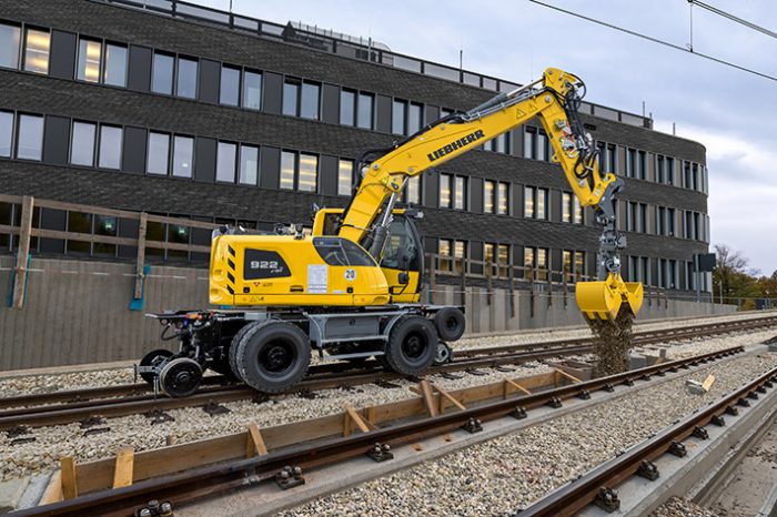The multitalented construction machine: The Liebherr A 922 Rail Litronic rail-road excavator.