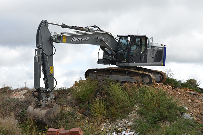The R 924 crawler excavator is fitted with a 5.90 m mono boom and a 2.90 m shaft.