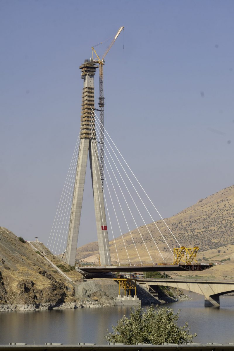 Standing at a height of 168.5 metres, the ‘Y’ shaped reinforced concrete tower is the centrepiece of the new Kömürhan Bridge. Doka’s Automatic Climbing Formwork SKE 50 was used on the upper single core column of the pylon.