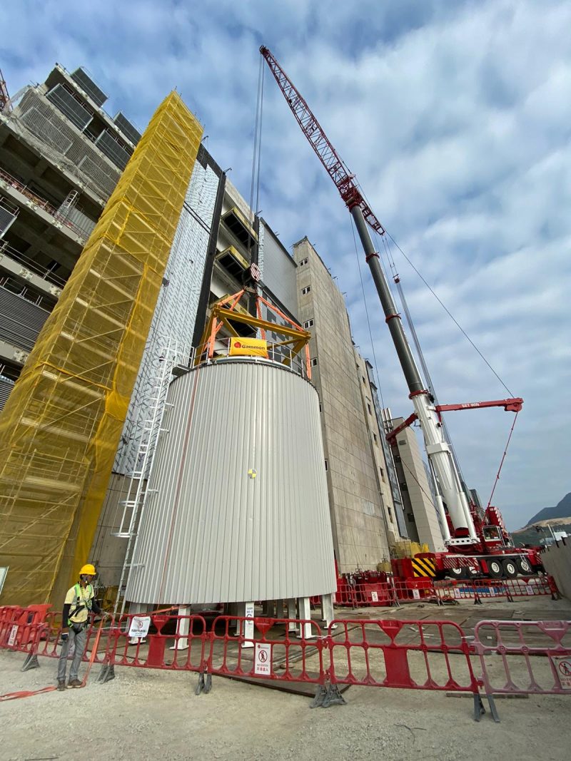 The team spent four days to install the heaviest DfMA thermal tanks in Hong Kong.