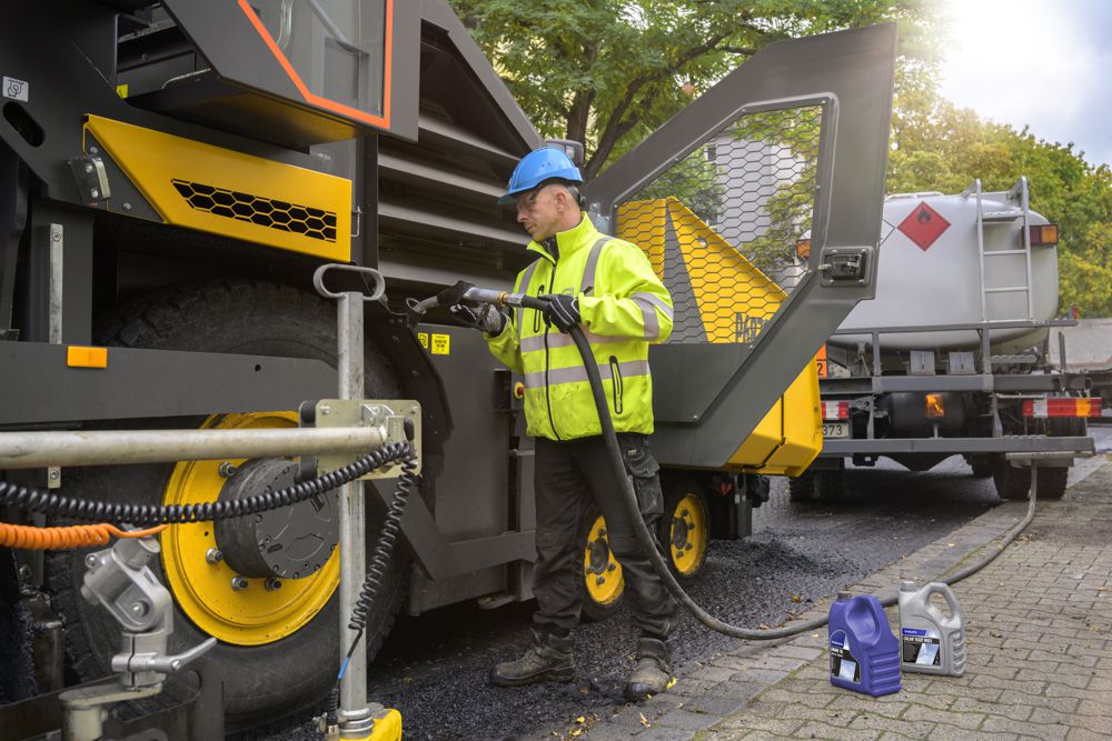 Volvo Construction Equipment makes paving easy with the P6870D ABG Paver