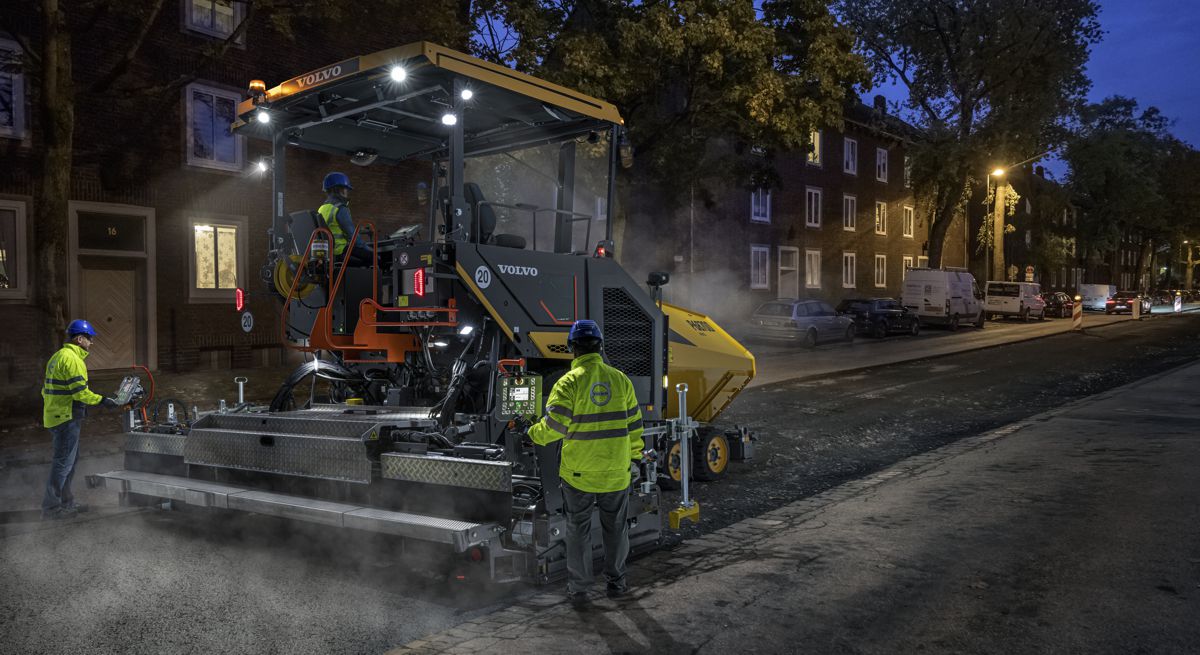 Volvo Construction Equipment makes paving easy with the P6870D ABG Paver