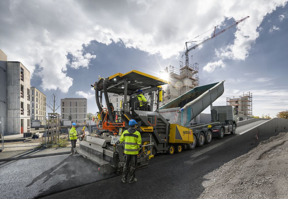 Volvo Construction Equipment makes paving easy with the P6870D ABG Paver