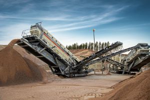 Lokotrack® ST4.10™ mobile screen is ideal for demanding large-scale aggregates production.