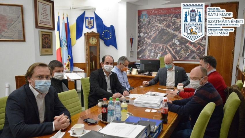 Contract signing in compliance with the currently strict hygiene regulations Image credits: Satu Mare Municipality