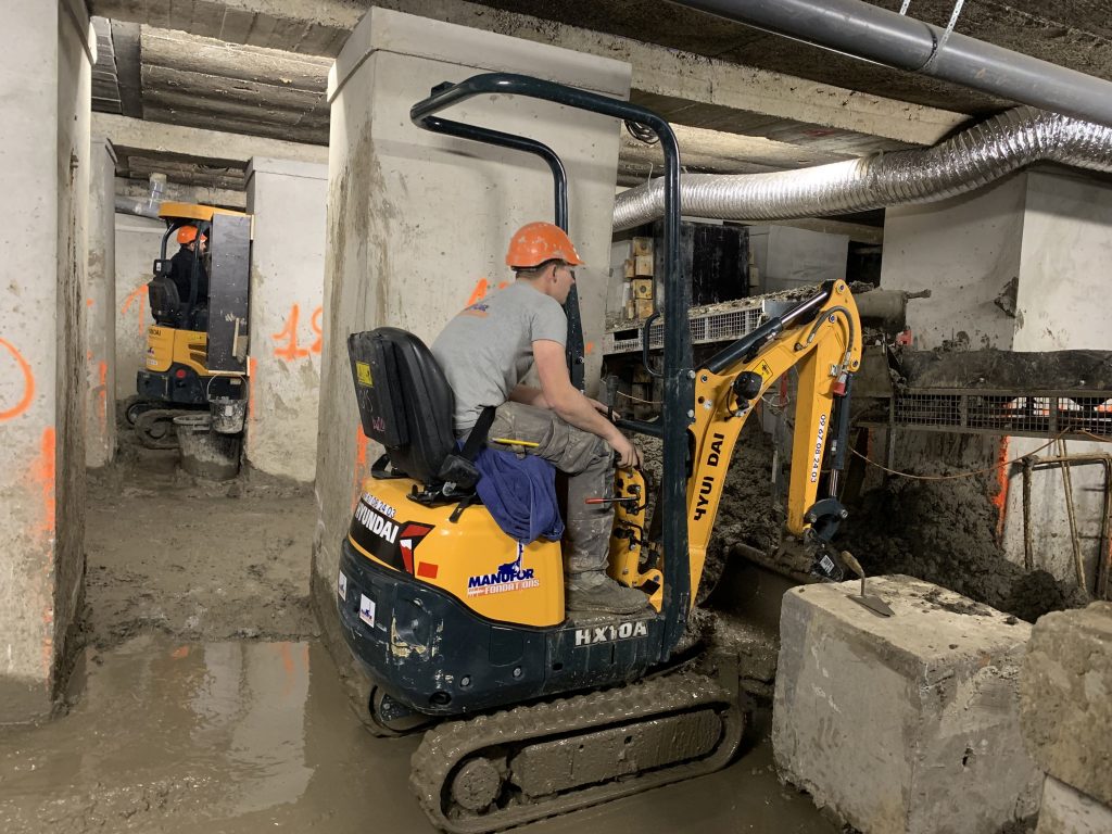 Hyundai CE HX10A digs in under the Knibbeler building near Valenciennes