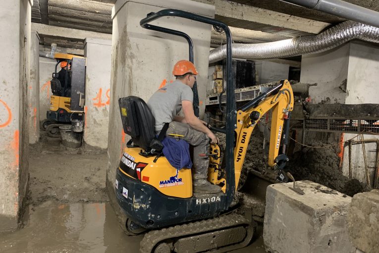 Hyundai CE HX10A digs in under the Knibbeler building near Valenciennes