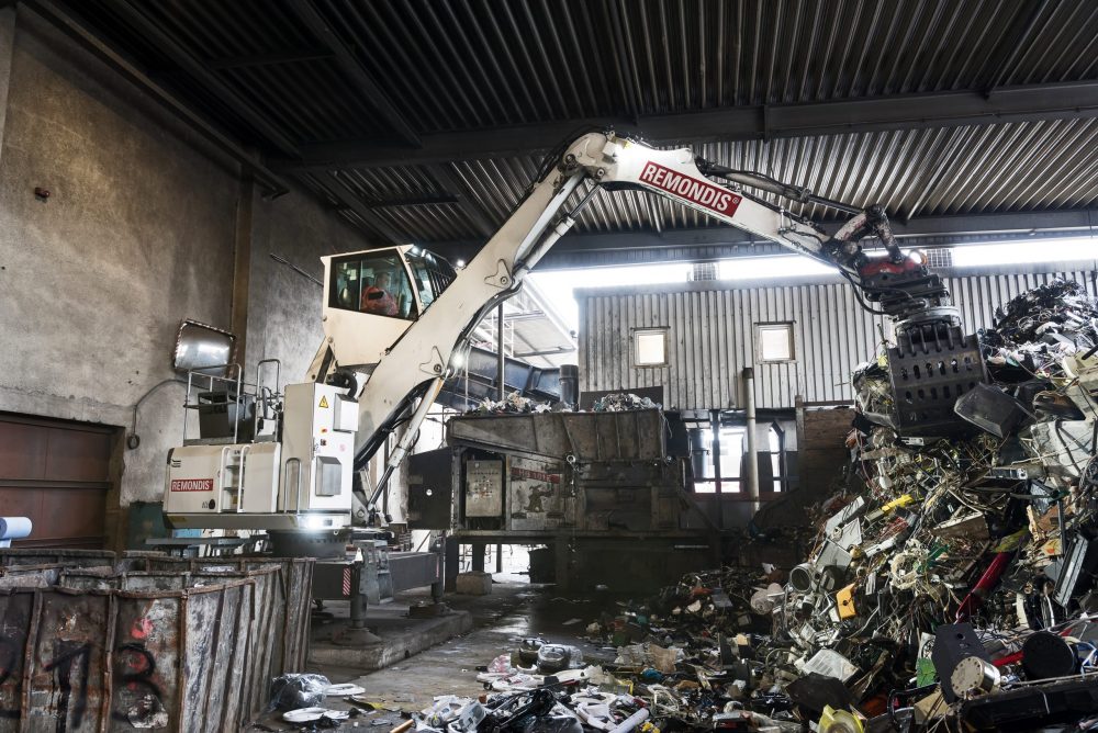 Remondis recycling site goes CO2 neutral electric SENNEBOGEN 817E materials handler