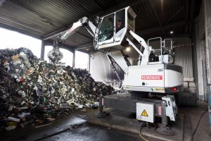 Remondis recycling site goes CO2 neutral electric SENNEBOGEN 817E materials handler