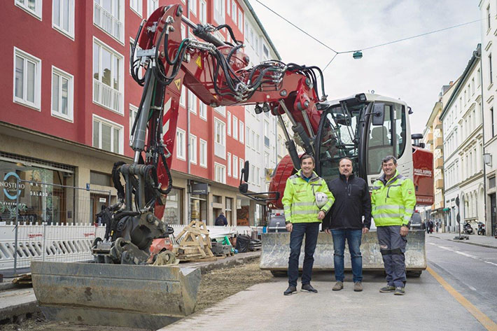 Proud of the new Liebherr machine – from left to right: Peter Prantl (Prantl Roppen), Thomas Volgger (Liebherr-Werk Bischofshofen GmbH), Johannes Falkner (Prantl Roppen).