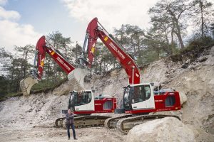 Used with people, technology and enthusiasm – Manager Peter Prantl (Prantl Roppen) in front of the two new Liebherr crawler excavators.