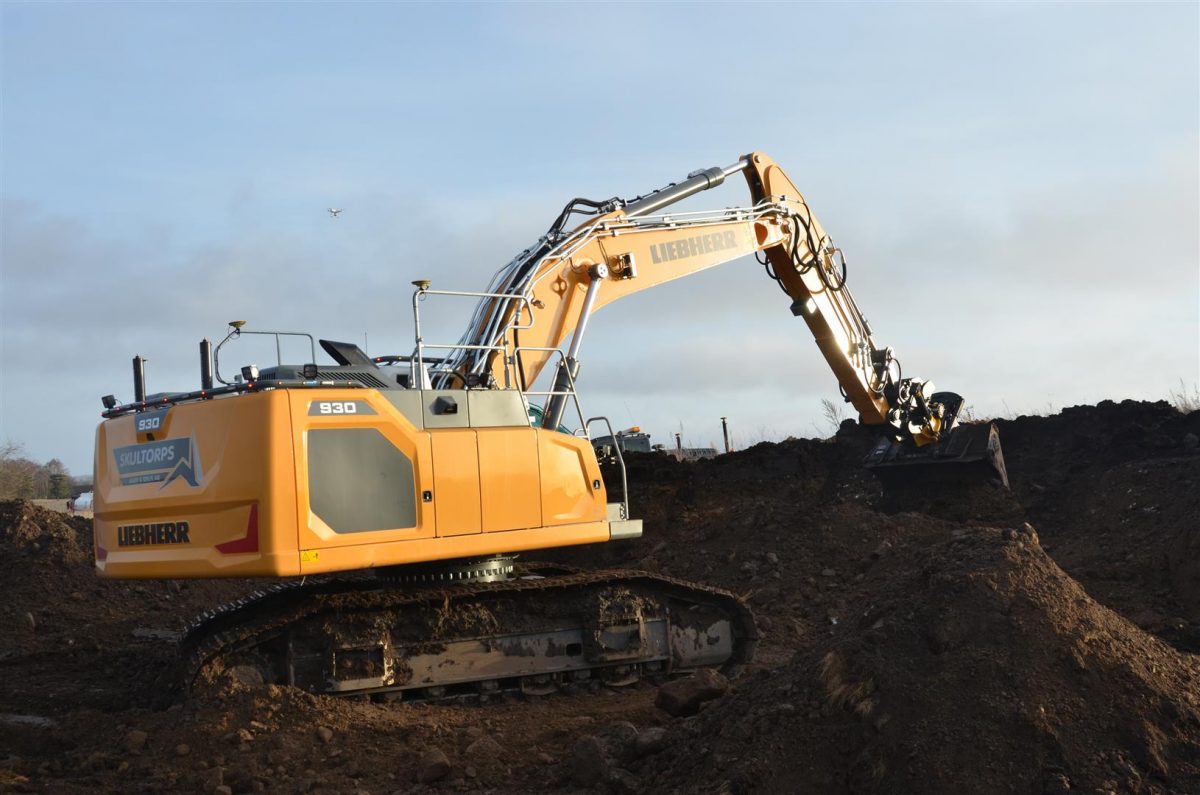Advantages of the R 930 crawler excavator: increased engine power, larger bucket filling volume and reduced fuel consumption.