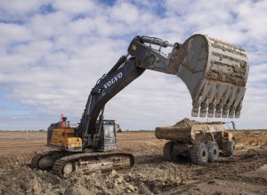 There are currently 42 Volvo CE machines working on the construction of the C-43 water reservoir in the Everglades – part of the Comprehensive Everglades Restoration Plan.