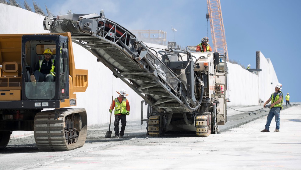 Wirtgen cold milling machines prepared the Oroville Dam’s spillway for the repair project.