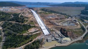 At an altitude of 235 m, the embankment dam on Lake Oroville dams the waters of the Feather River. This makes it the highest dam in the United States.
