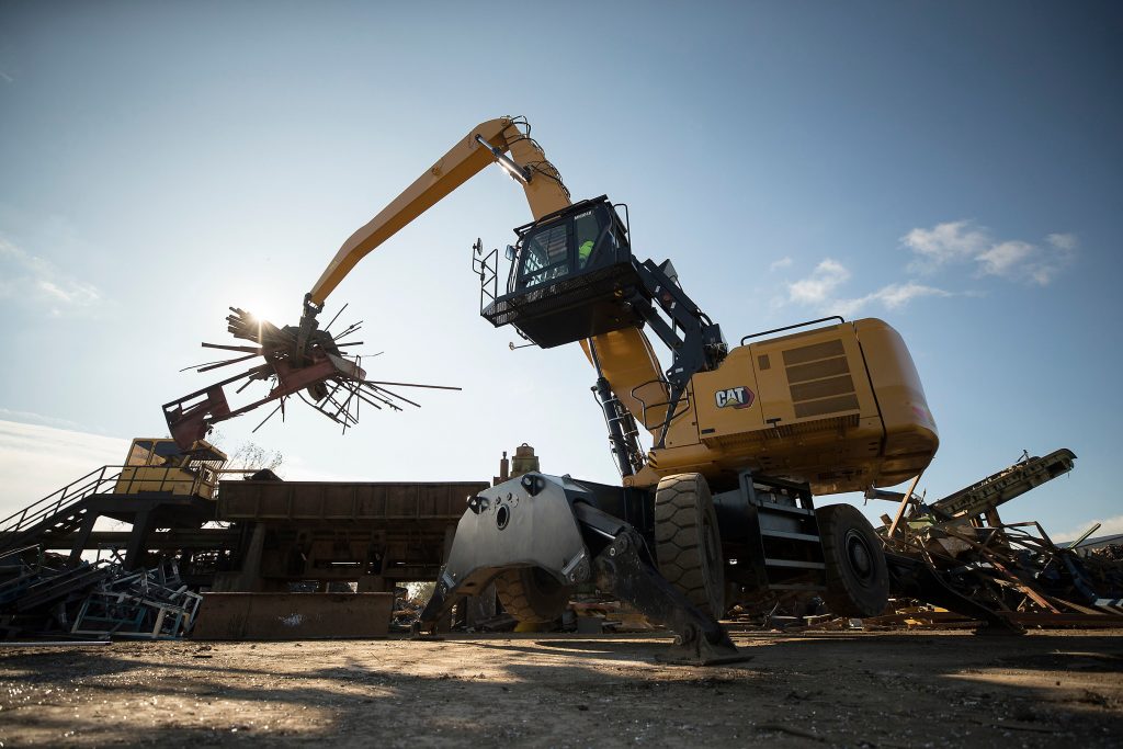 New Cat MH3040 Material Handler cuts fuel consumption and maintenance Costs