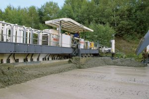 Two-layer concrete highway and runway paving with a Wirtgen SP 154i Slipform Paver