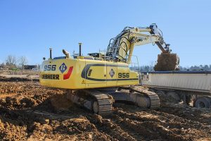 After 11 years and 16,000 hours of loyal service, the R 954 crawler excavator purchased in 2008 has been superseded by the latest model: The R 956.