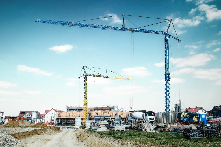 Dumberger goes up in the world with 6 Liebherr 125 K fast-erecting cranes