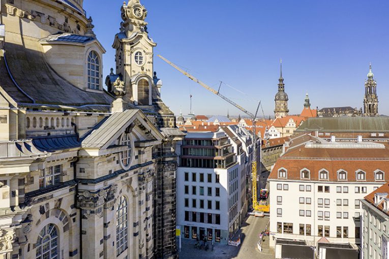 Liebherr mobile construction crane runs silent in electric operation